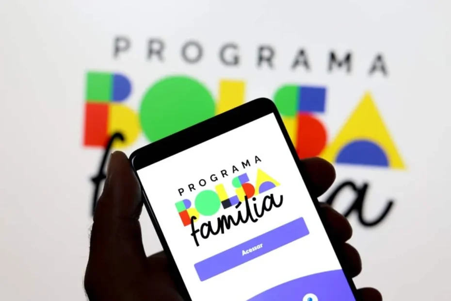 Família consultando informações do Bolsa Família no celular, com mãe e filhos reunidos.