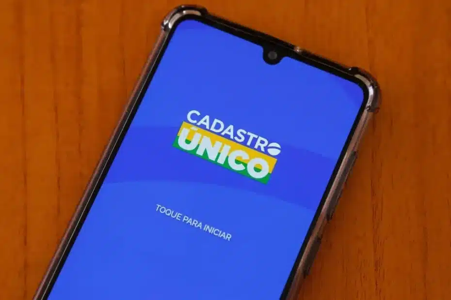 Mulher preocupada revisa documentos para manter seu benefício social ativo.