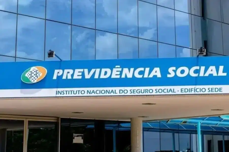 Pessoa idosa preocupada verificando documentos para prova de vida