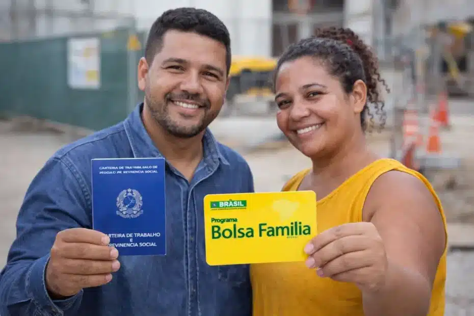 Pessoa em casa lendo um documento, simbolizando a Regra de Proteção do Bolsa Família e a segurança no emprego formal.