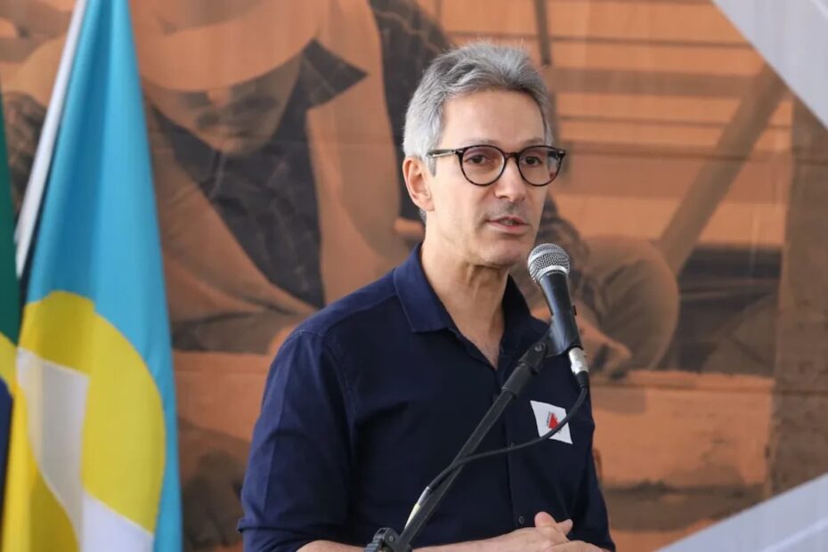 Homem adulto olhando para o futuro, com o programa Bolsa Família ao fundo.