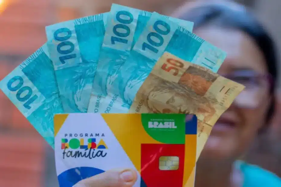 Mulher preocupada verificando documentos para evitar bloqueio do Bolsa Família.