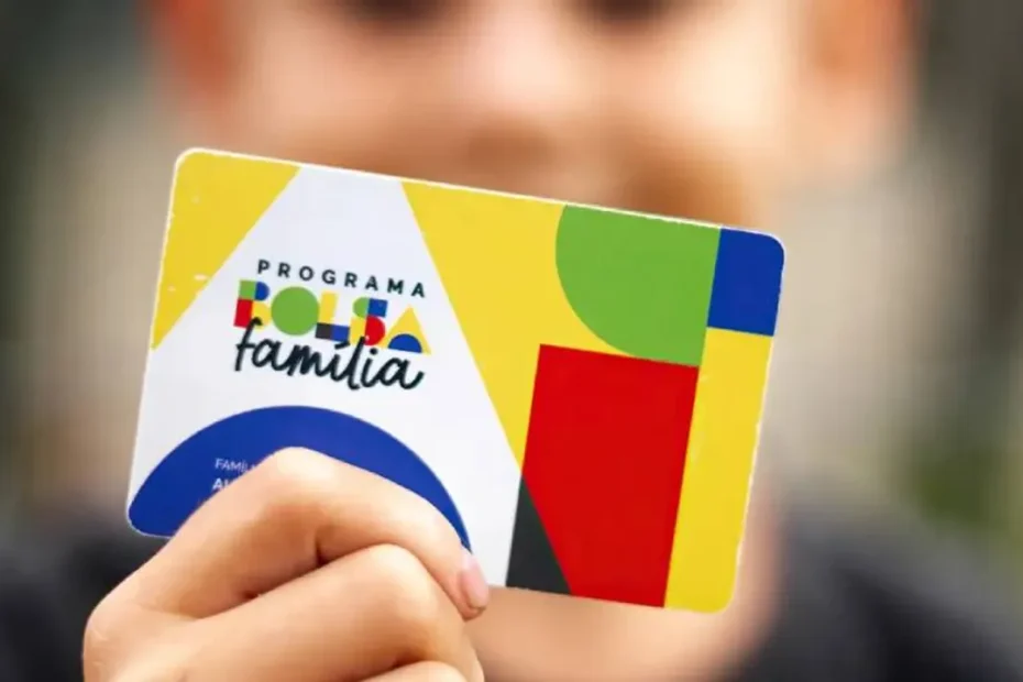 Pessoas recebem doações em centro comunitário após chuvas intensas na Paraíba e Pernambuco