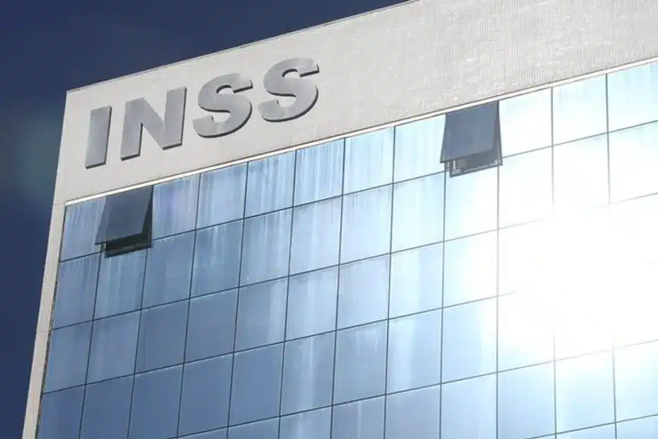Idoso consulta extrato de pagamento do 13º salário antecipado do INSS pelo celular.