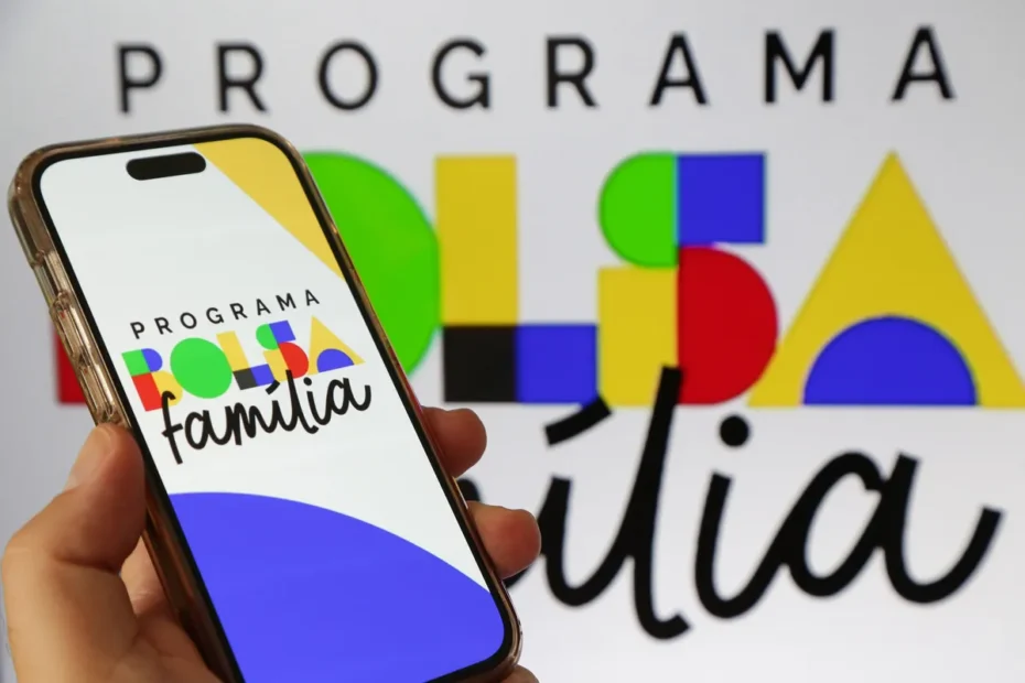 Pessoa preocupada segurando celular com app do Bolsa Família e notificações de alerta