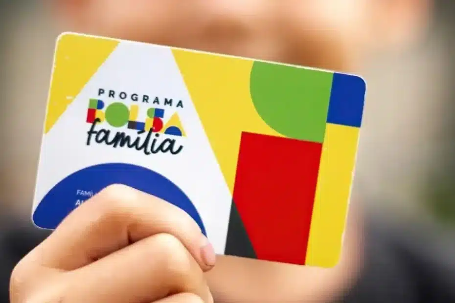 Mulher brasileira com expressão de alívio segurando documentos após notícia de prazo extra para biometria do Bolsa Família