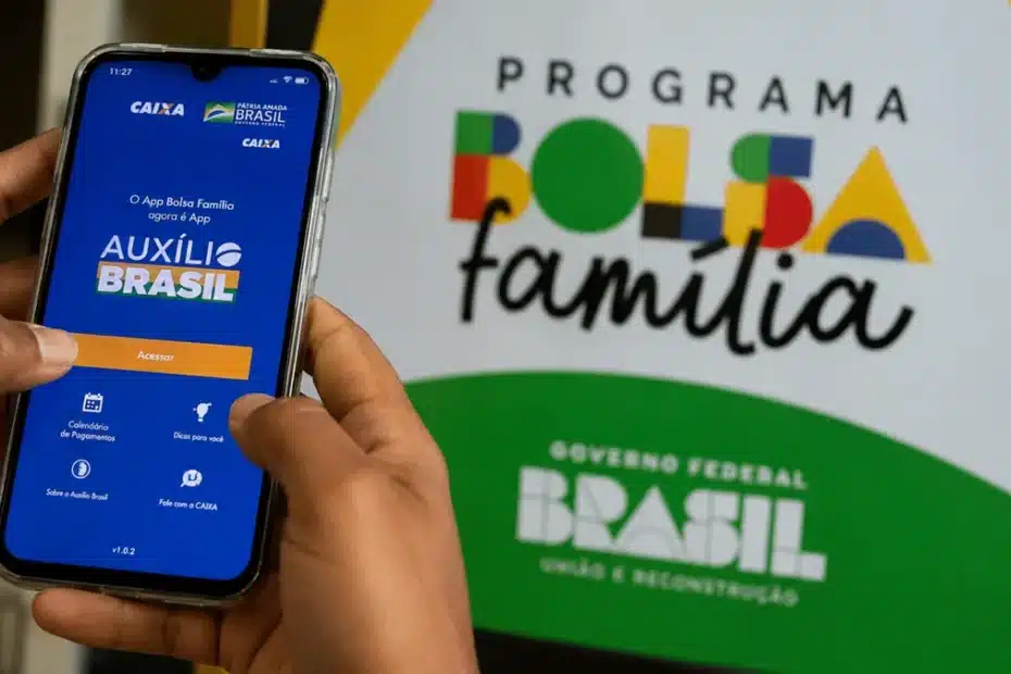 Mulher preocupada checa informações sobre o Bolsa Família no celular.