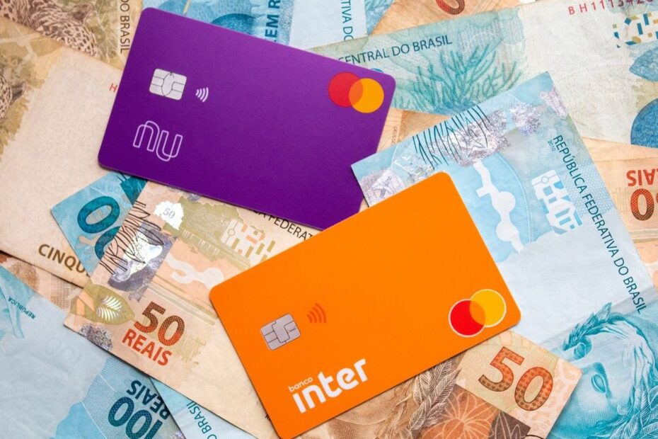 Idosa preocupada olhando para um celular após ser vítima de golpe financeiro.