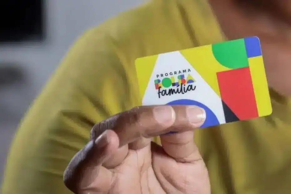 Mulher beneficiária do Bolsa Família lendo um contrato de trabalho, simbolizando a busca por emprego formal e dignidade.