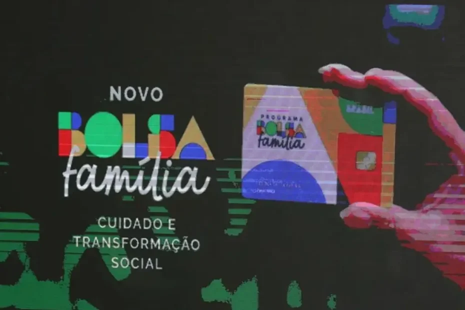 Família recebe cartão do Bolsa Família em centro de assistência social