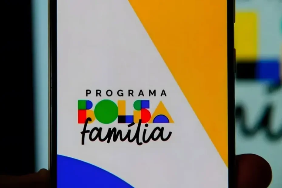 Mulher utilizando o novo aplicativo do Bolsa Família no celular para verificar informações do benefício.