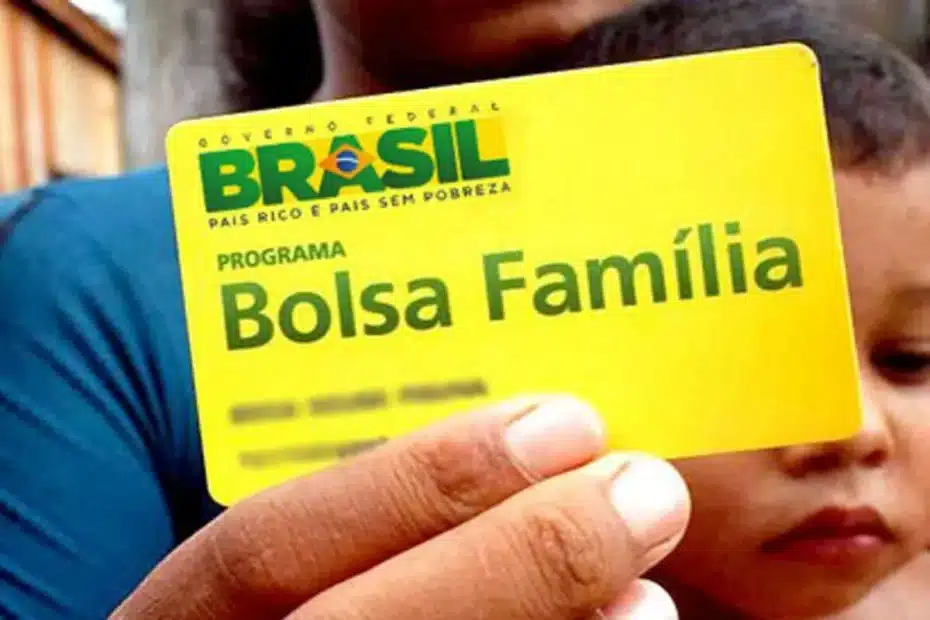 Família em conversa com assistente social sobre o Bolsa Família.