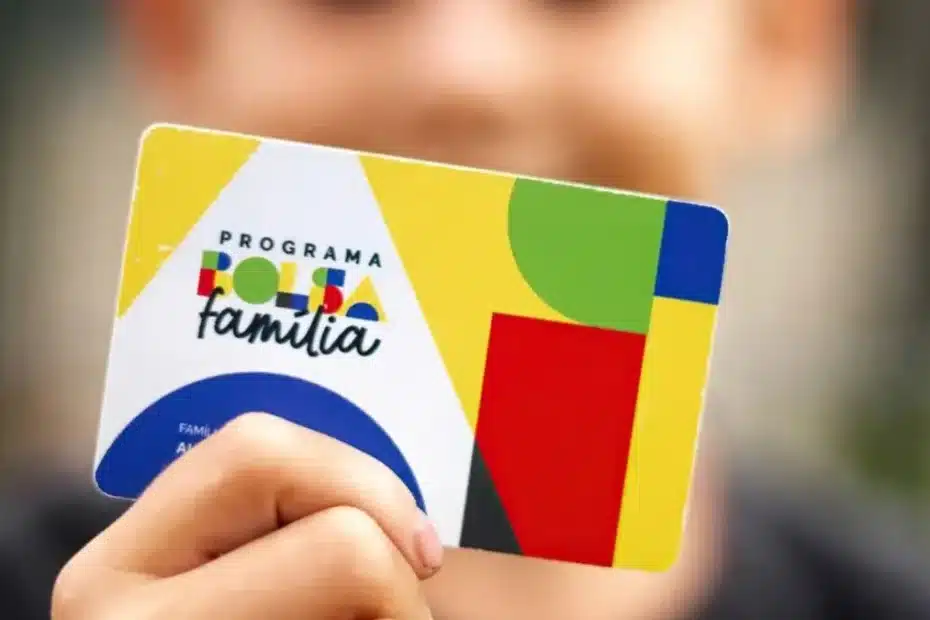 Família olhando extrato bancário ou celular com preocupação sobre bloqueio do Bolsa Família