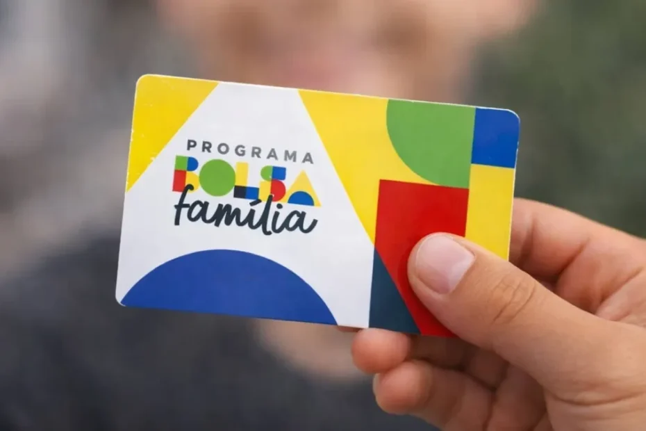 Mesa com documentos do Bolsa Família e uma mão escrevendo
