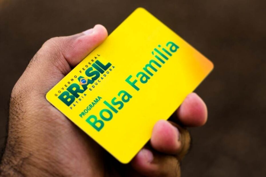 Família brasileira feliz ao receber cartão do Bolsa Família em maio de 2026