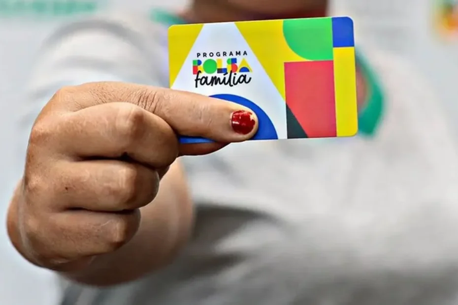 Mãos de pessoa segurando celular com notificação de pagamento de R$ 600 do Bolsa Família.