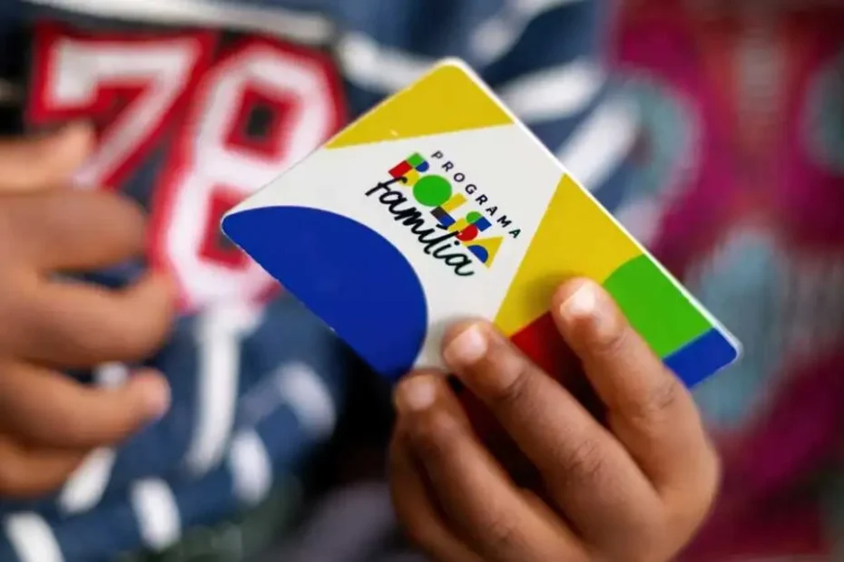 Família brasileira consultando o calendário de pagamentos do Bolsa Família pelo celular.