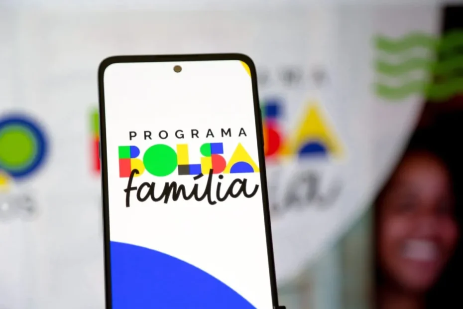 Pessoa consultando o aplicativo do Bolsa Família no celular, com foco na tela mostrando notificações.