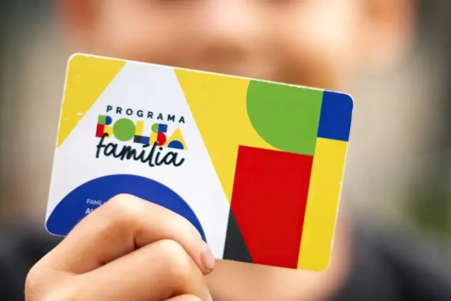 Mãe e filhos recebendo cartão do Bolsa Família