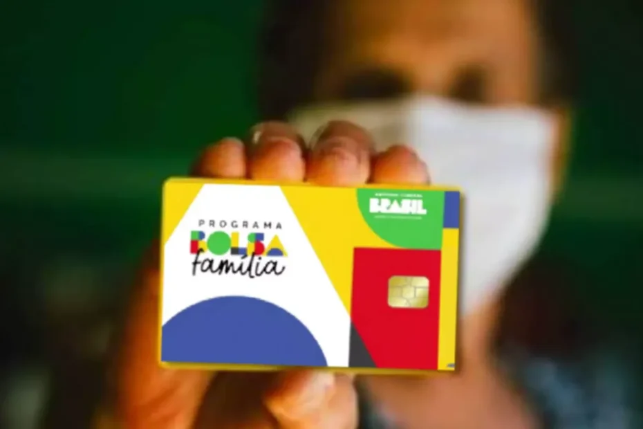 Família brasileira feliz recebe notícia sobre pagamento do Bolsa Família no celular.