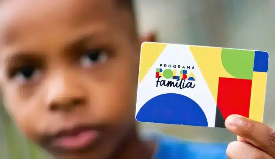 Família brasileira recebe informações sobre desligamento voluntário do Bolsa Família