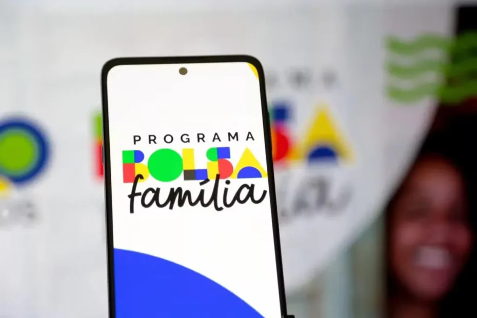 Mulher usa aplicativo do Bolsa Família em smartphone para verificar informações.