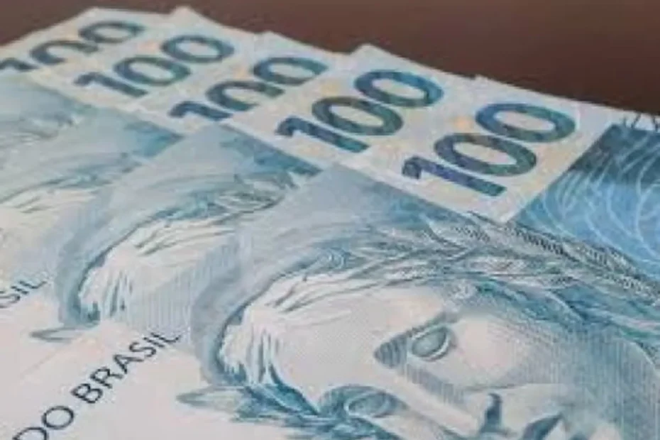 Mulher sorri ao sacar dinheiro do Bolsa Família em caixa eletrônico