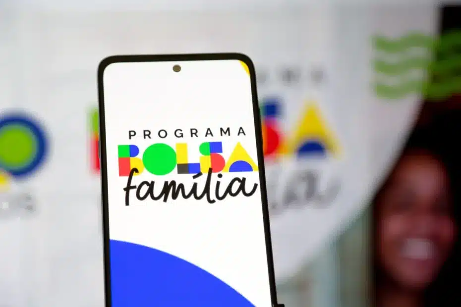 Família consultando o calendário de pagamentos do Bolsa Família pelo celular