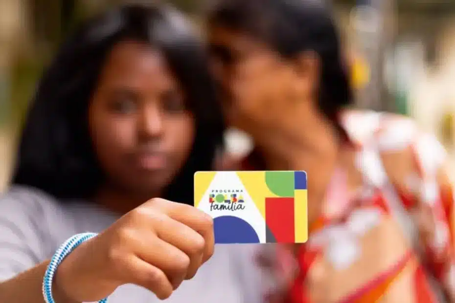 Mulher recebendo notificação de pagamento do Bolsa Família no celular