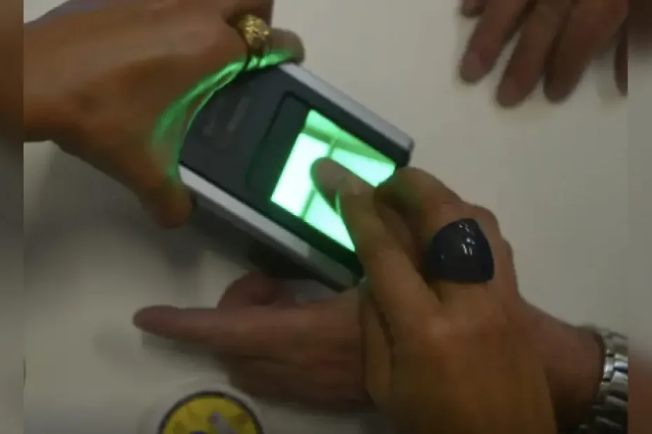 Pessoa preocupada segurando a nova Carteira de Identidade Nacional (CIN) e um celular, pensando no prazo para a biometria do Bolsa Família.
