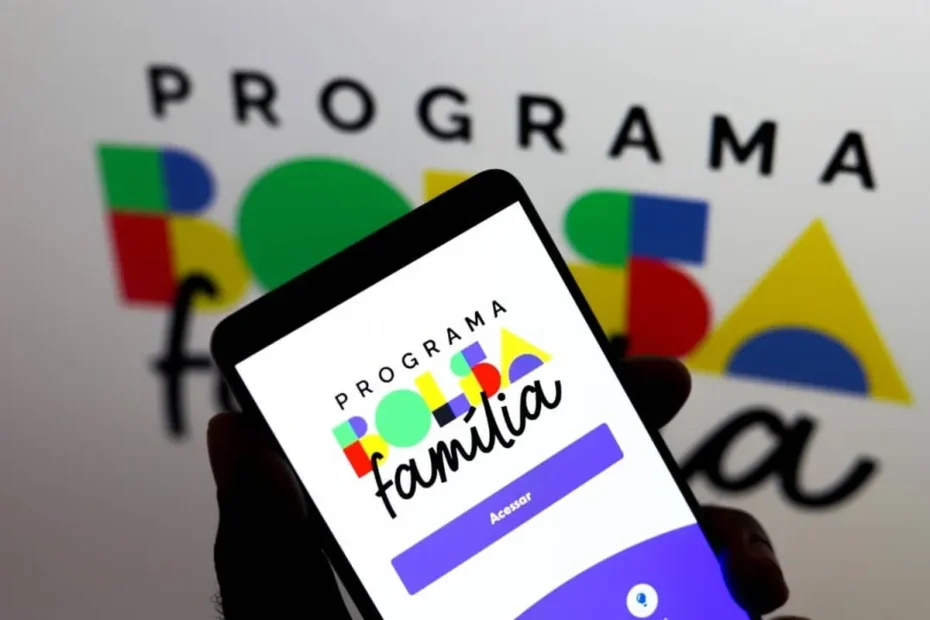 Família brasileira consultando informações sobre o Bolsa Família em um centro de assistência social.