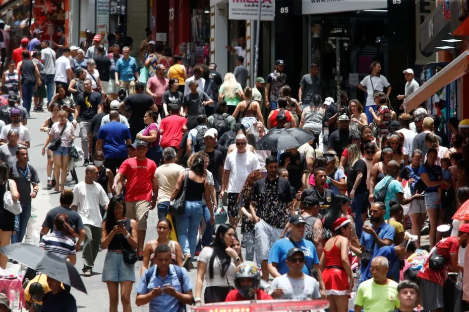 Brasileiros de diversas origens celebram o avanço do desenvolvimento humano, mas com olhar atento aos desafios de desigualdade.