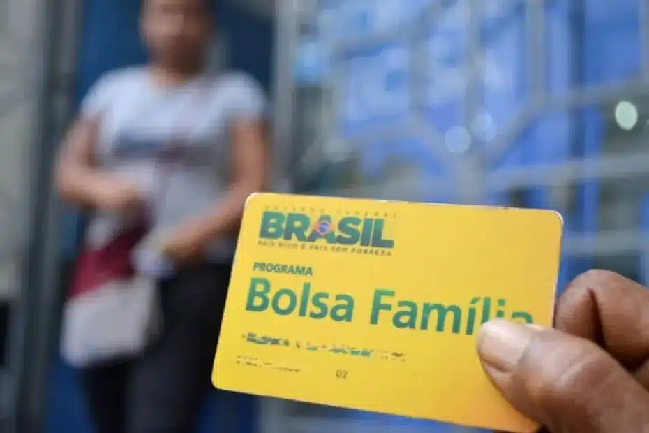 Senhora preocupada com informações do Bolsa Família no celular