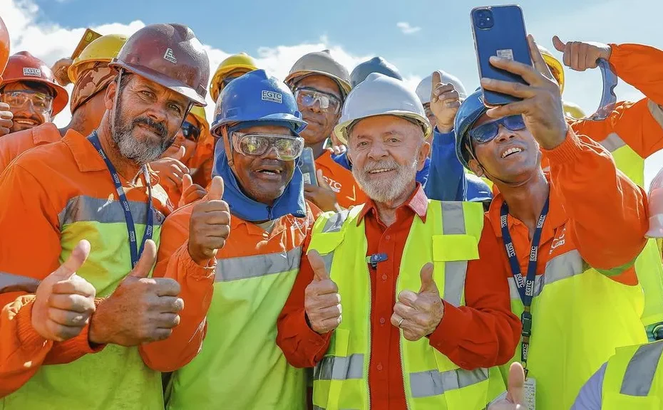 Trabalhadores inscritos no CadÚnico ocupando novas vagas de emprego formal em um centro de distribuição.