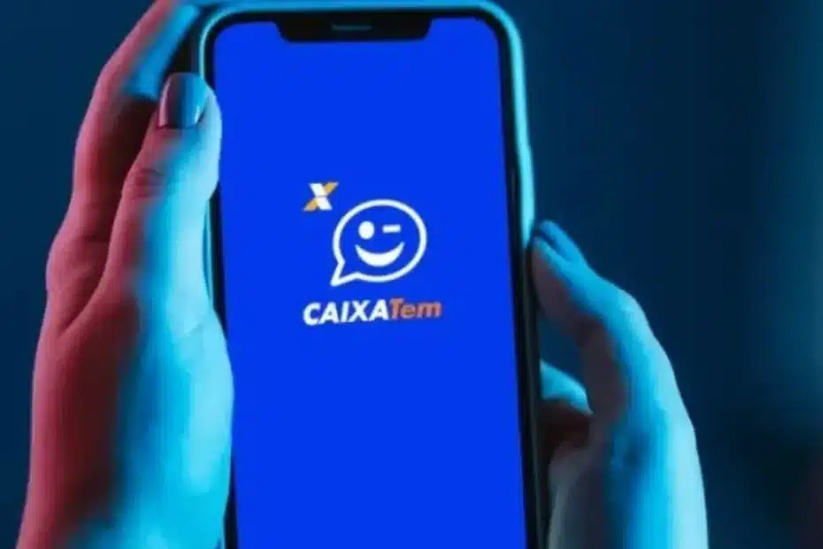 Família brasileira acessa pagamentos do Bolsa Família pelo aplicativo Caixa Tem no celular