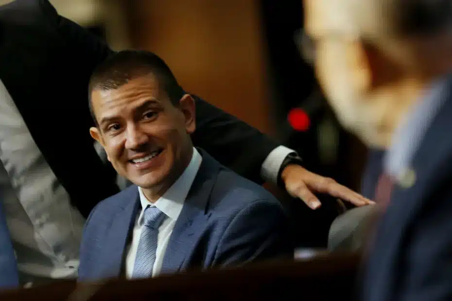 Gavel sobre documentos financeiros simbolizando auditoria de gastos públicos na Alerj hoje.