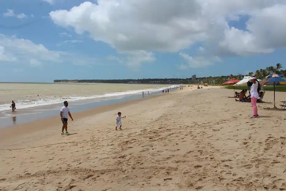 Placa de balneabilidade em praia de João Pessoa informando sobre a qualidade da água e a segurança para banhistas.