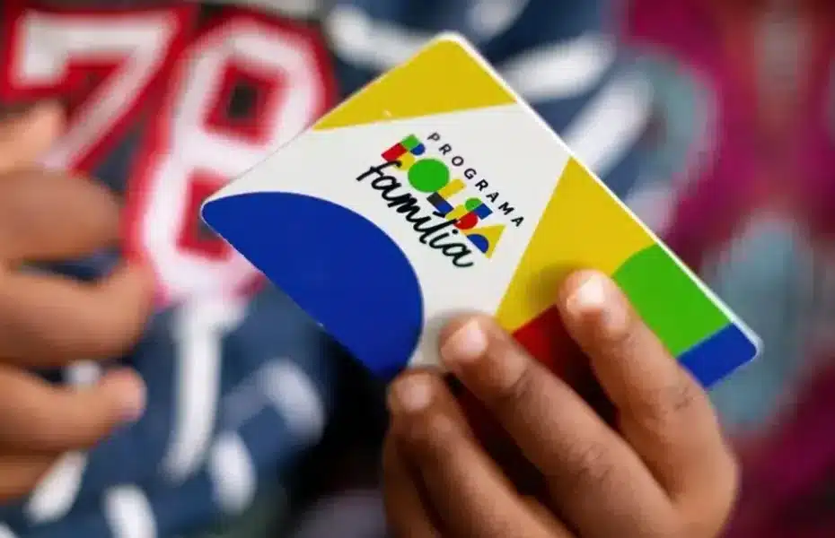 Família brasileira preocupada com as notícias sobre o Bolsa Família e o orçamento