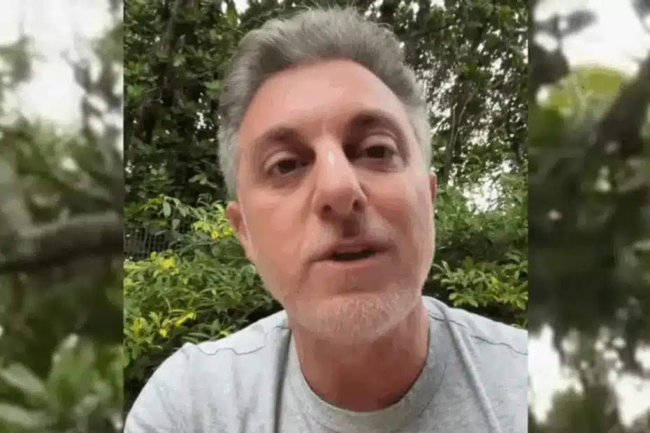 Luciano Huck discursando em evento público defendendo melhorias em programas sociais.