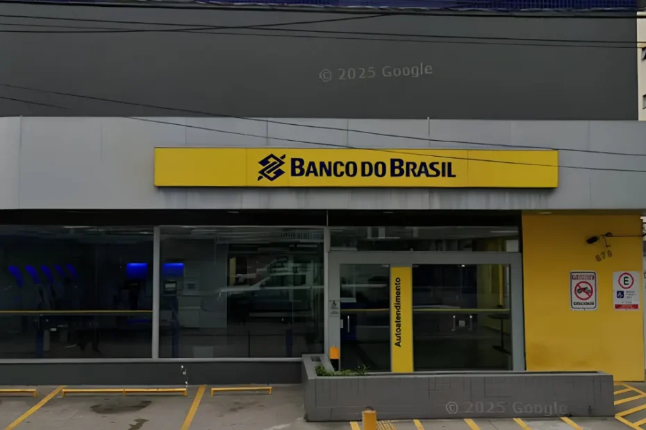 Caixa eletrônico em chamas dentro de agência bancária em São Vicente