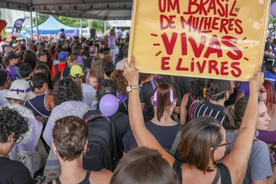 Criança em casa, olhando pela janela, simbolizando a esperança e a necessidade de apoio após a perda familiar.