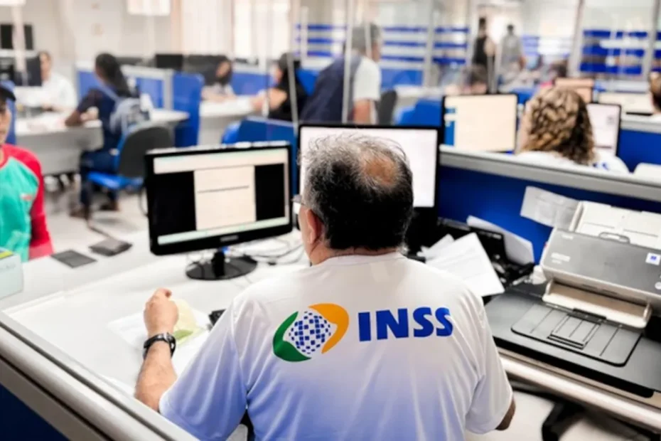 Fila de pessoas aguardando atendimento do INSS em um mutirão nacional.