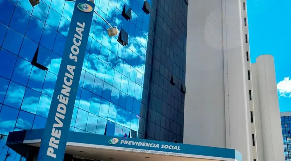 Presidente do INSS em reunião com representantes do MGI discutindo autorização para novo concurso público