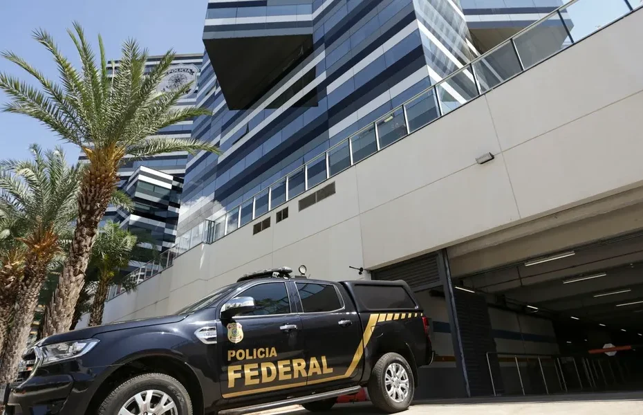 Idoso preocupado com extrato de benefício do INSS em mãos