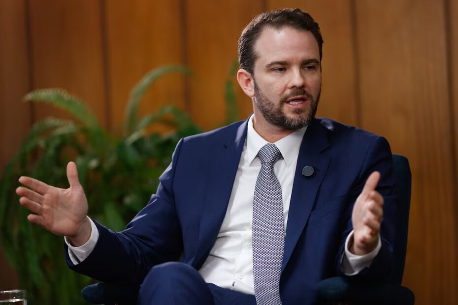 Ministro do STF aponta para gráfico de R$ 30 bilhões em depósitos judiciais.