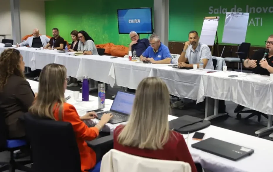Pessoa jovem visualizando informações de segurança de dados em um dispositivo móvel