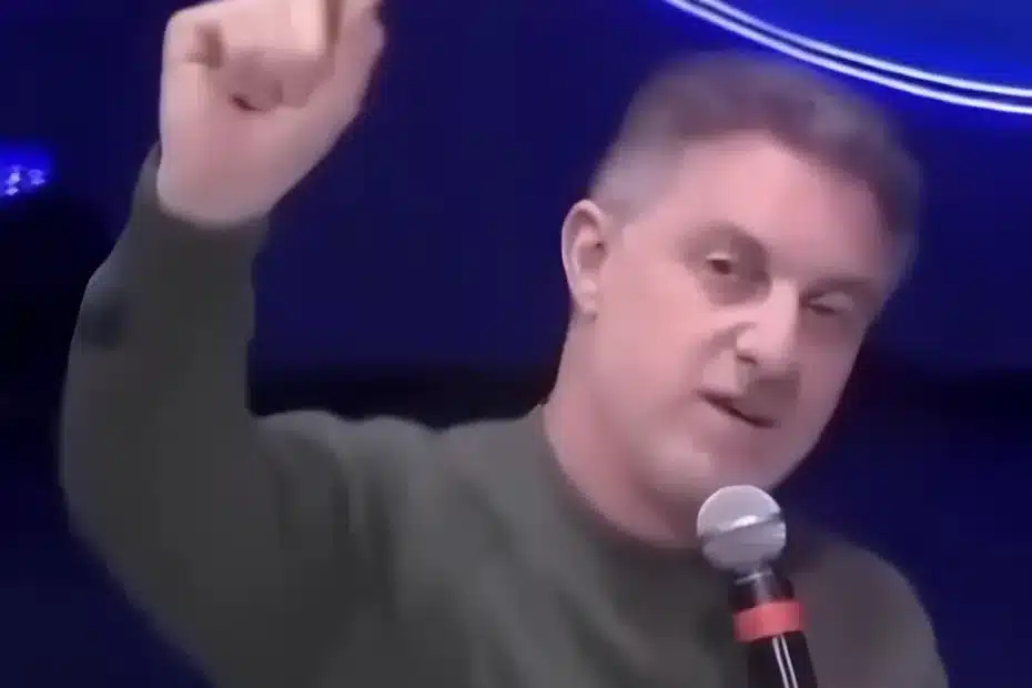 Luciano Huck em evento público falando ao microfone