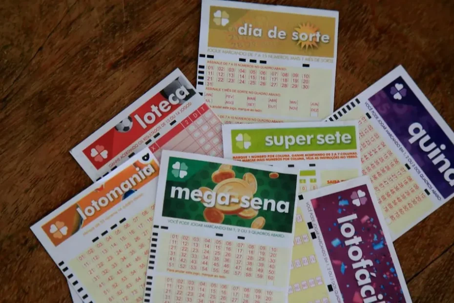 Volante da Mega Sena com números sorteados em destaque e notas de dinheiro ao fundo.