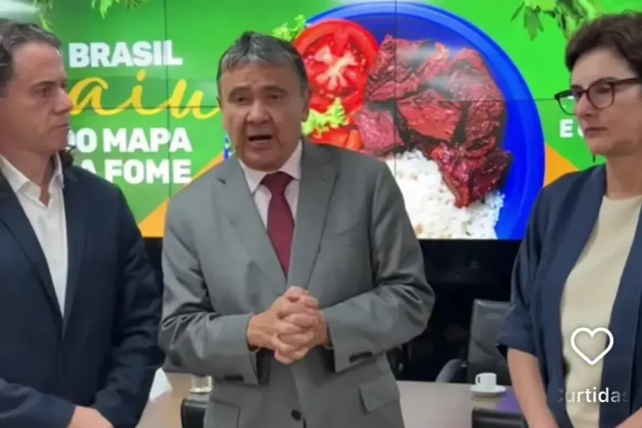 Pessoas recebendo cestas básicas em centro comunitário após chuvas na Paraíba.