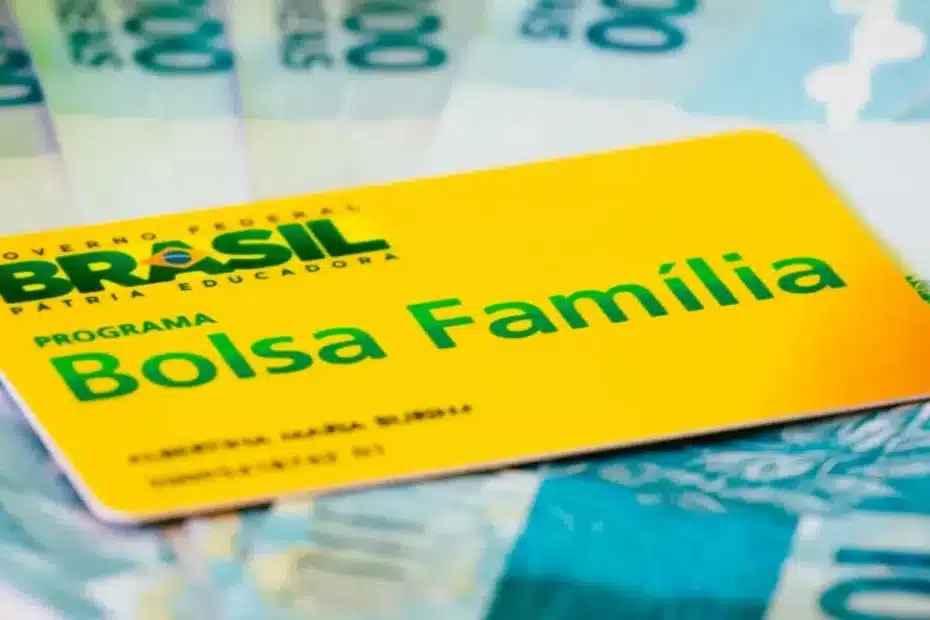 Família brasileira consultando informações do Bolsa Família no celular com crianças e gestante, indicando adicionais